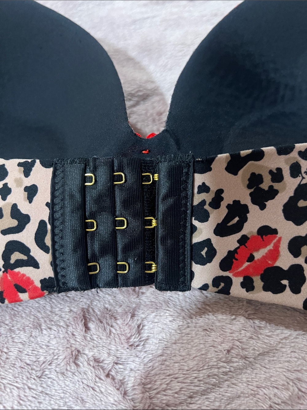 Betsey Johnson Strapless Beige Leopard Print Push-Up Bra with Red Lip Accents - Picture 4 of 9